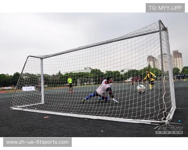 金属与运动的交响：工业风足球纪念碑